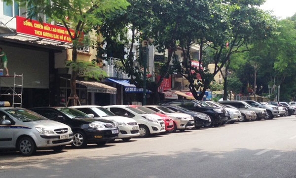Ô tô xếp hàng ngay ngắn trên phố Dã Tượng sau khi Sở GTVT triển khai thí điểm đỗ xe theo ngày chẵn, lẻ.