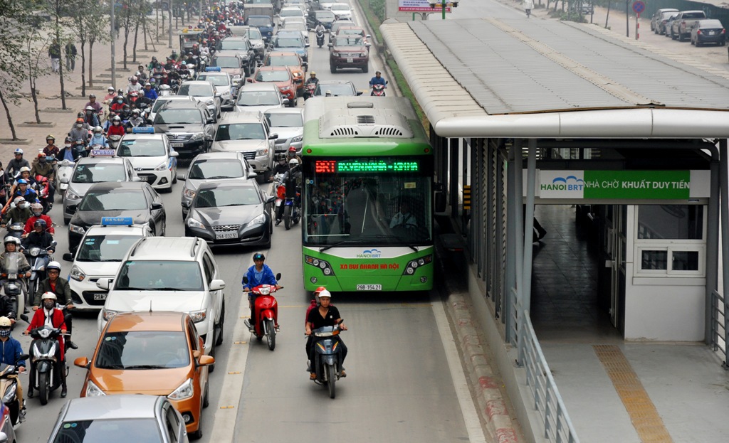 Hình ảnh xe buýt nhanh hoạt động trên đường phố Hà Nội.