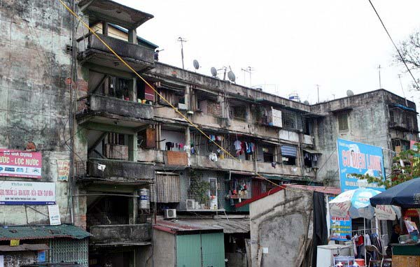 Vì lỡ mua chung cư cũ chờ cải tạo nên nhiều người dân Hà Nội đang phải sống trong những khu tập thể sập sệ, tồi tàng. Ảnh: Vạn Xuân