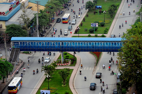 Cảng vụ hàng không miền Bắc vừa đề nghị xây cầu vượt cho người qua đường trước sân bay Nội Bài. Ảnh minh họa.