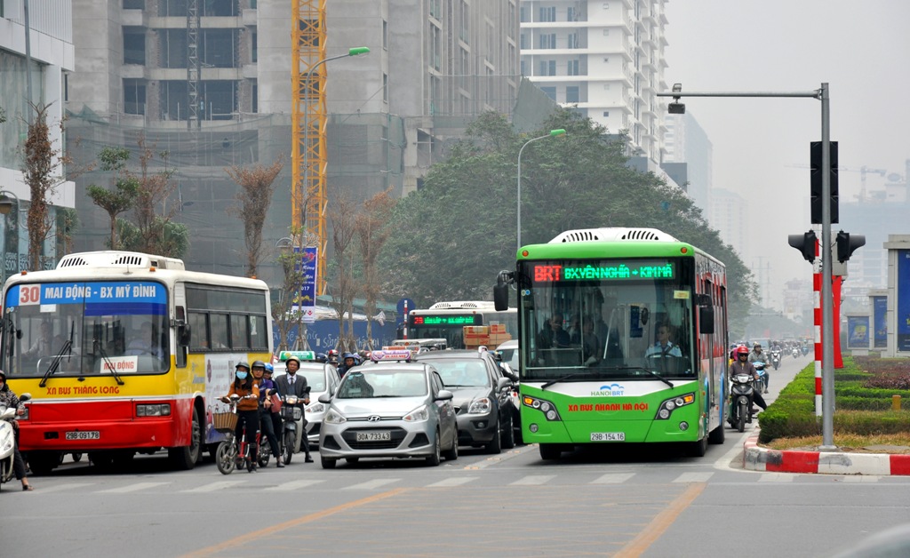 Buýt BRT chạy trên đường phố Hà Nội.