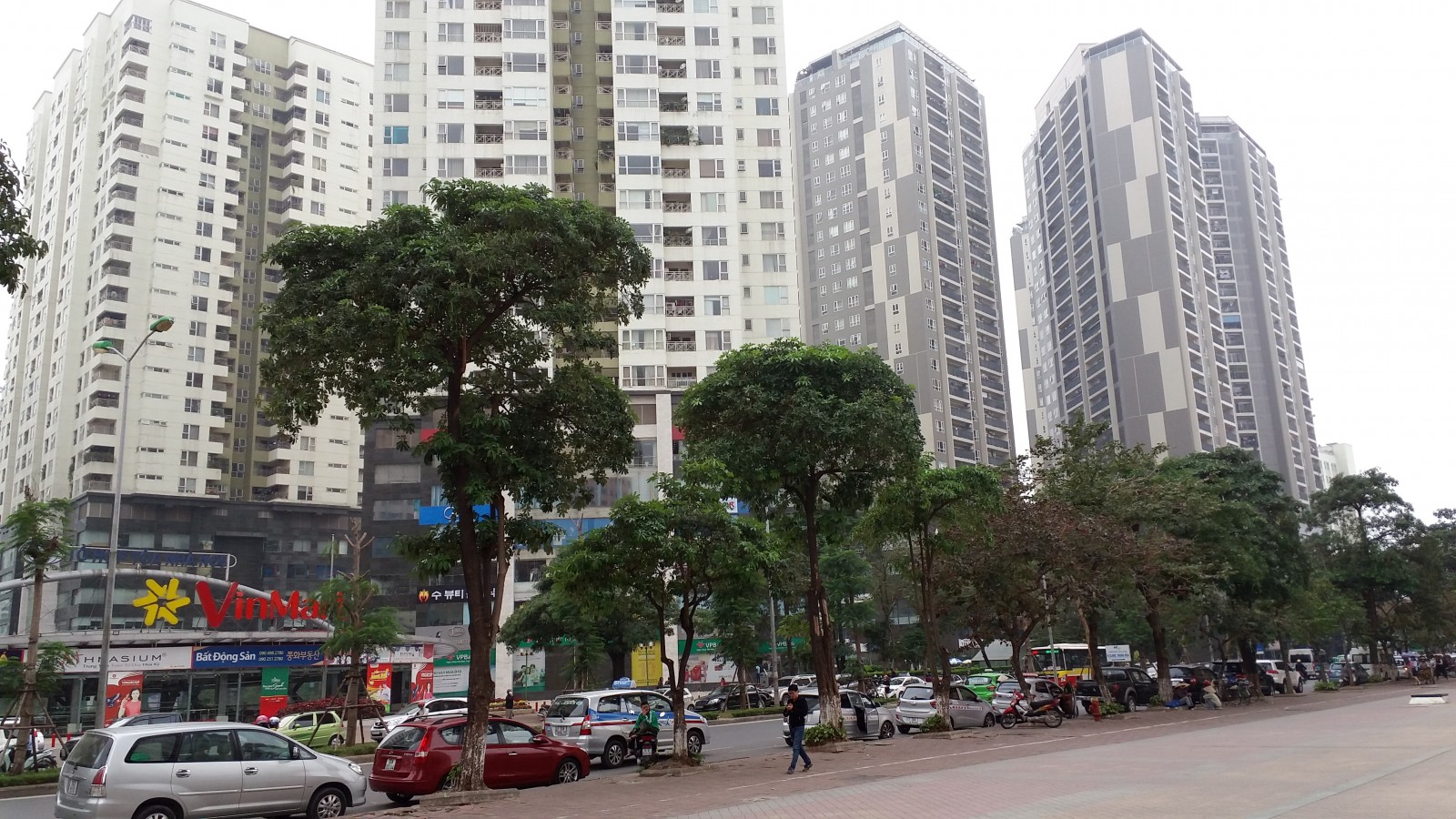 Một góc khu đô thị Trung Hòa - Nhân Chính với san sát cao ốc chọc trời. Ảnh: Tuấn Minh