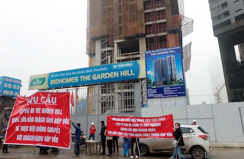 Khách hàng căng băng rôn đòi quyền lợi dưới cổng dự án Bidhomes The Garden Hill.