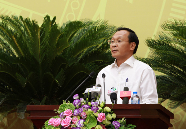 Chủ tịch UBND huyện Đông Anh Phạm Văn Châm trả lời chất vấn.