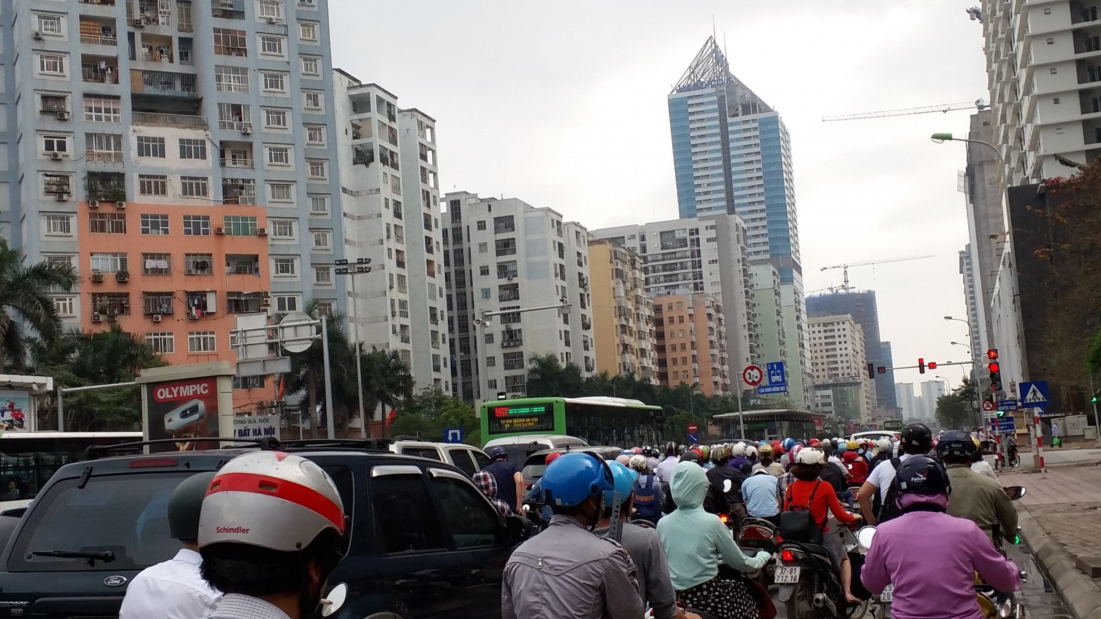 Nhà cao tầng gây ùn tắc trên phố Lê Văn Lương. Ảnh: Tuấn Minh