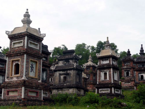 Những tòa tháp tại chùa Bổ Đà.