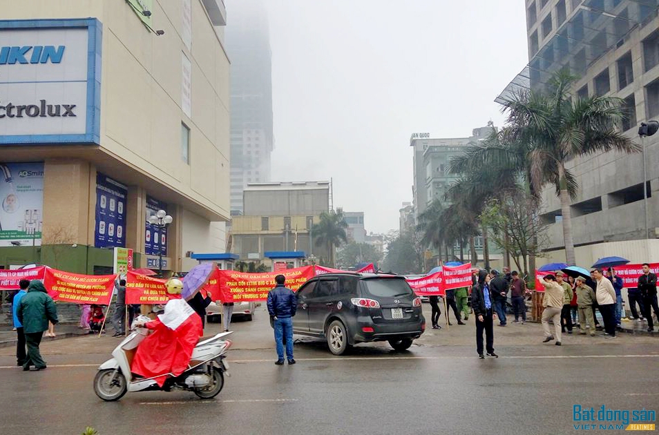 Cư dân chung cư Hồ Gươm Plaza biểu tình phản đối chủ đầu tư. Ảnh: Trần Kháng