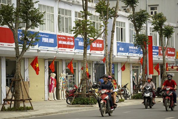 Lê Trọng Tấn - một trong những tuyến phố được coi là kiểu mẫu về quảng cáo ở Hà Nội. Ảnh: VNN