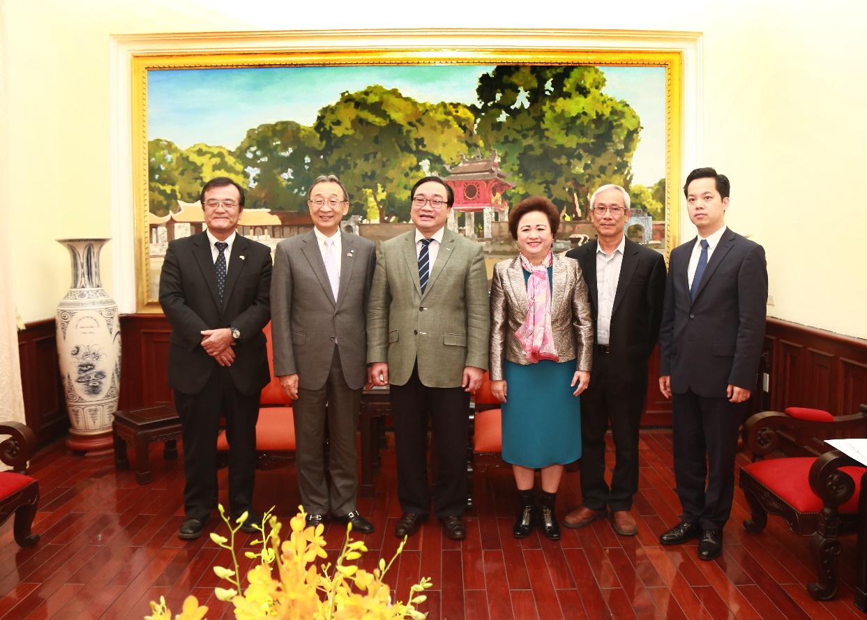 Ông Kuniharu Nakamura, Chủ tịch tập đoàn Sumitomo (thứ 2 từ trái sang) báo cáo Bí thư Thành ủy Hà Nội Hoàng Trung Hải (giữa) trong cuộc làm việc tại Hà Nội tháng 12 năm 2017