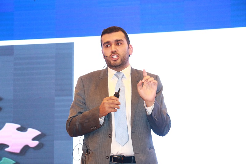  ông Mahmoud Al Burai từ Dubai – Giám đốc điều hành Viện bất động sản Dubai khiến cả hội nghị cảm thấy “hạnh phúc hơn” khi định nghĩa và chia sẻ kinh nghiệm xây dựng thành phố hạnh phúc