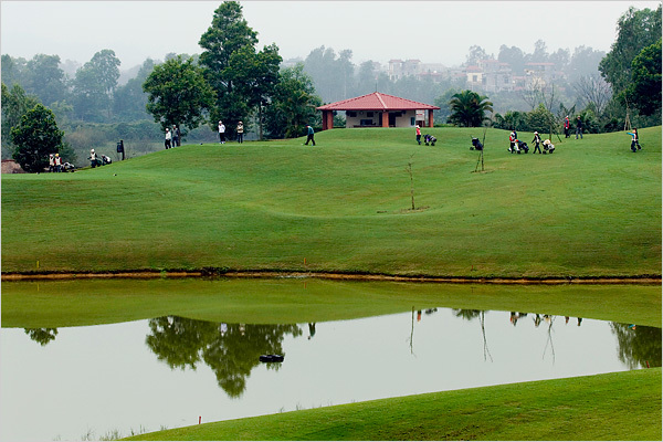 Sân golf Đồng Mô gồm hai sân golf 18 lỗ: Sân golf Lakeside (bên hồ) và sân golf Mountain View (hướng núi), nhà Câu lạc bộ, một khách sạn 80 phòng, 50 biệt thự, một sân tập, các hoạt động thể thao nước, bãi tắm, các tiện nghi phụ trợ và những cơ sở hạ tầng liên quan