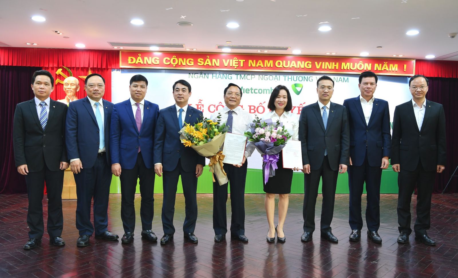 Ảnh 14: Ban lãnh đạo Vietcombank chúc mừng tân Giám đốc và tân Phó Giám đốc Trường Đào tạo Vietcombank