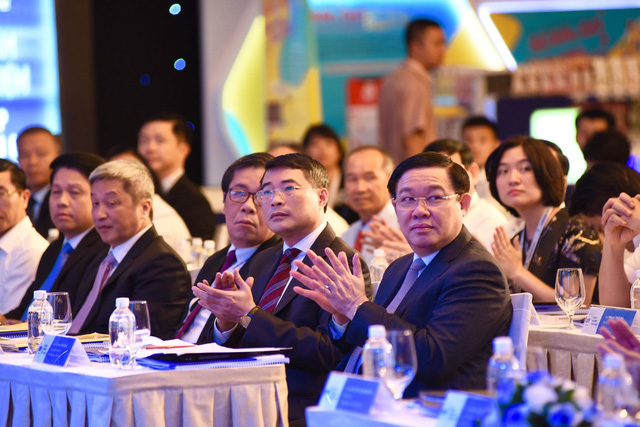Phó Thủ tướng Chính phủ Vương Đình Huệ cùng Thống đốc NHNN Lê Minh Hưng và các đại biểu tham dự Hội thảo