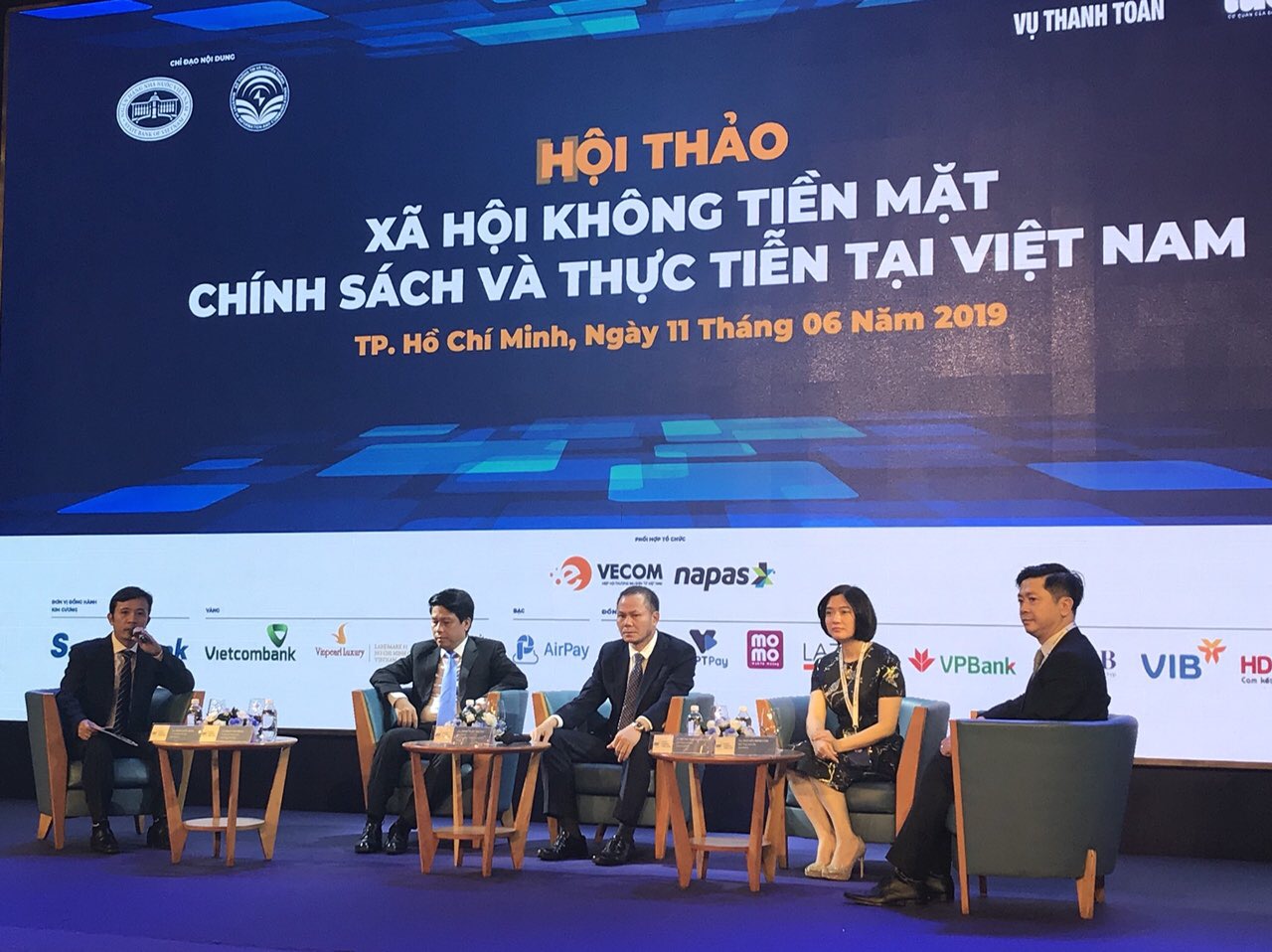 Phó Tổng giám đốc Vietcombank Phùng Nguyễn Hải Yến (thứ 2 từ phải sang) tham gia phiên thảo luận tại Hội thảo