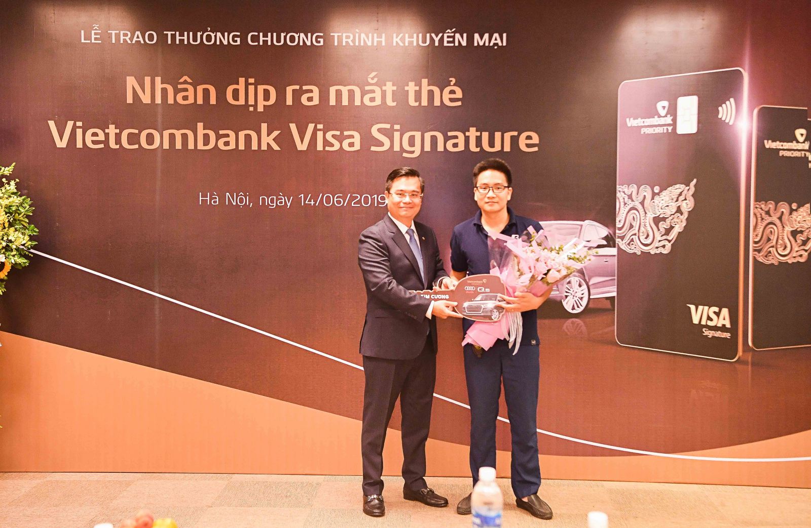 1. Đại diện Ban lãnh đạo Vietcombank, ông Nguyễn Thanh Tùng – Phó Tổng Giám đốc trao giải thưởng kim cương cho khách hàng Lê Văn Khánh 