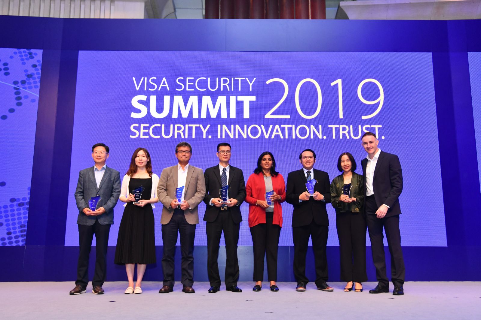 Đại diện Tổ chức thẻ quốc tế Visa, Vietcombank cùng mộ số đơn vị được trao thưởng chụp hình lưu niệm tại buổi lễ