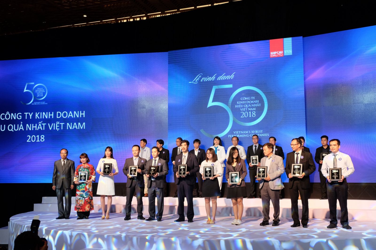 (Vietcombank) 7 lần liên tiếp vinh dự được bình chọn trong danh sách Top 50 và dẫn đầu các ngân hàng trong danh sách doanh nghiệp tỷ USD hiệu quả nhất Việt Nam.