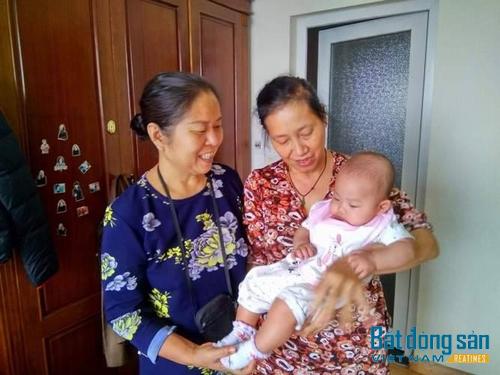 dân chung cư 165 Thái Hà đang chăm sóc cháu bé 5 tháng tuổi bị bỏ rơi ở tầng 9 tháp A. Ảnh: Cư dân cung cấp.