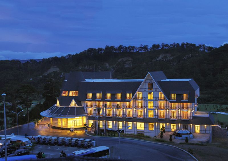 Sacom Resort nằm riêng biệt trên bán đảo của hồ Tuyền Lâm.