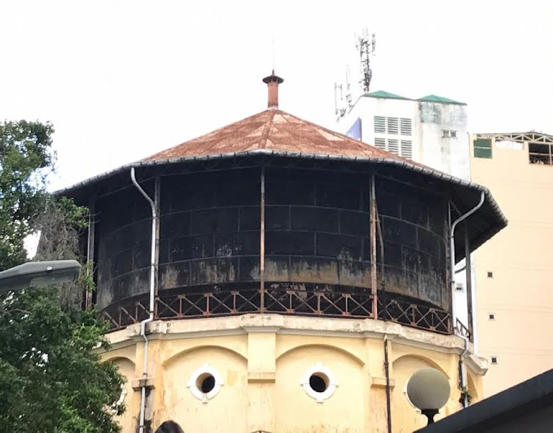 Thủy đài (ảnh) người Pháp xây dựng đầu tiên ở Sài Gòn giai đoạn 1878-1886 được giữ lại để du khách tham quan.