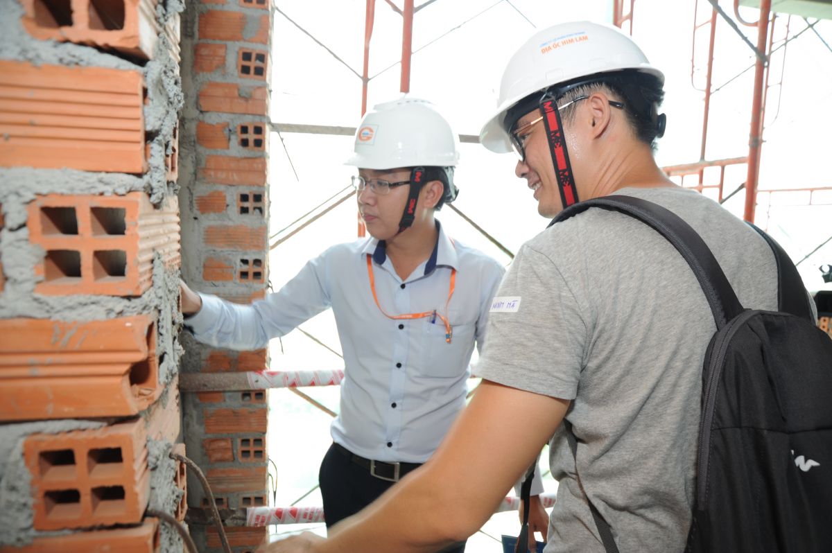 Khách hàng được trực tiếp giám sát chất lượng xây dựng, tiến độ hoàn thiện căn hộ thực tế tại công trình Him Lam Phú An (Q.9).