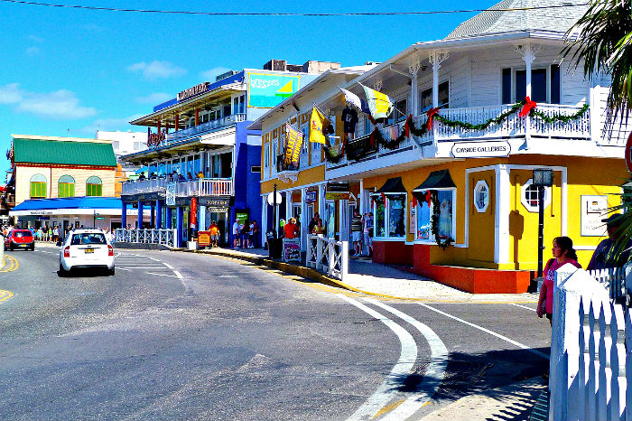 Ở Cayman không có thuế thu nhập và thuế tài sản.