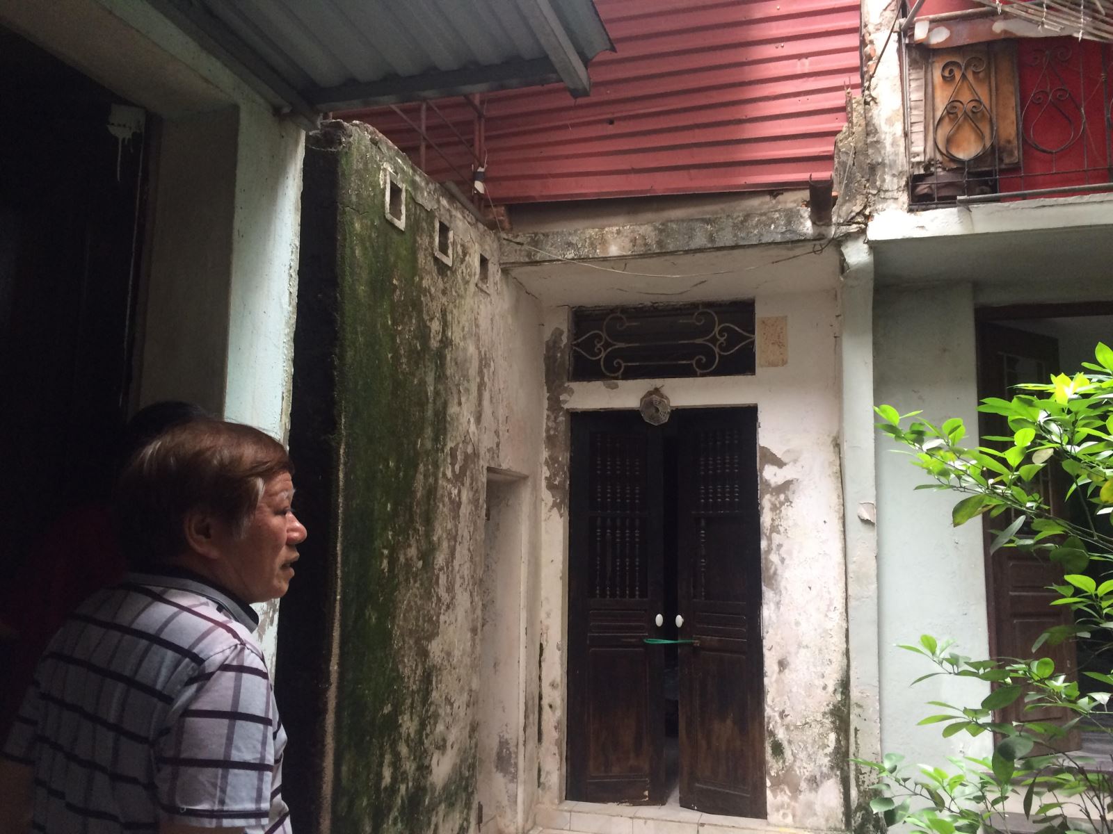 Nhiều người dân tại phố Xã Đàn phải chuyển đi nơi khác sinh sống do nhà nằm trong dự án treo 20 năm, không được sửa chữa đã xuống cấp trầm trọng. Ảnh: Thu Trang