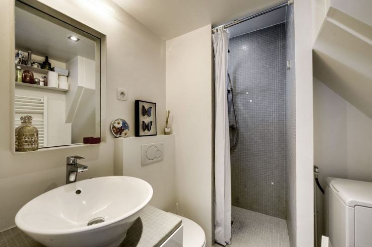 Dù diện tích nhỏ nhưng căn phòng tắm vẫn sáng sủa nhờ sử dụng tông màu sáng.