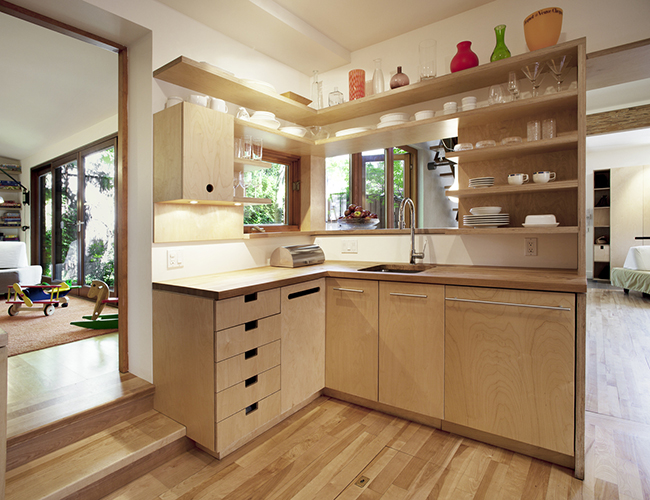 Cách bố trí tủ bếp thành 2 khối đối diện nhau giúp tối ưu diện tích trong bếp.