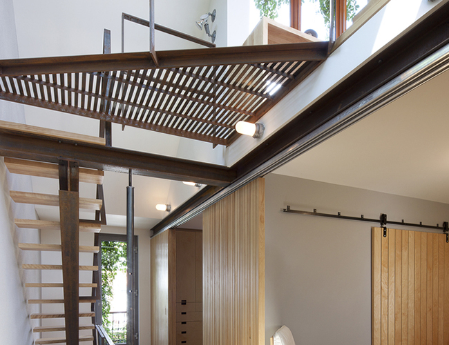 Cầu thang là khu vực được sử dụng nhiều trong nhà bởi đây là điểm kết nối các không gian trong ngôi nhà với nhau. Chính vì vậy mà nó thường được chăm chút trong thiết kế và yêu cầu cao trong thẩm mỹ.