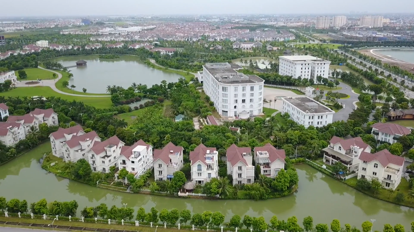 Công viên, hồ nước tại khu đô thị Vinhomes Riverside của tập đoàn Vingroup.