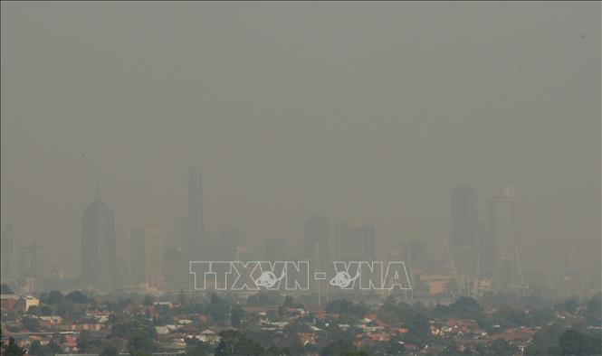 Khói mù do cháy rừng bao phủ bầu trời thành phố Melbourne, Australia. Ảnh: AFP/TTXVN