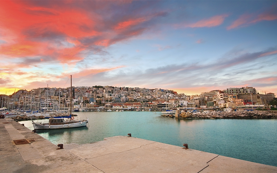 Piraeus là một thành phố vệ tinh gần Athens (Hy Lạp). Mặc dù được coi là một phần của khu vực đô thị Athens, Piraeus vẫn có cơ sở kinh tế riêng. Đó là một thành phố cảng với một nền kinh tế biển phát triển, là một phần không thể tách rời của khu vực Athens.