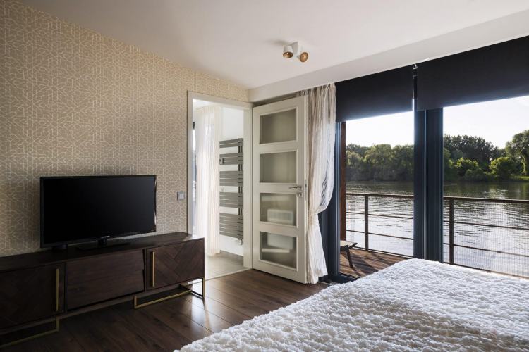 Hai phòng ngủ đều có view nhìn ra sông rất đẹp. Nội thất được tiết chế và có tông màu dịu mắt.