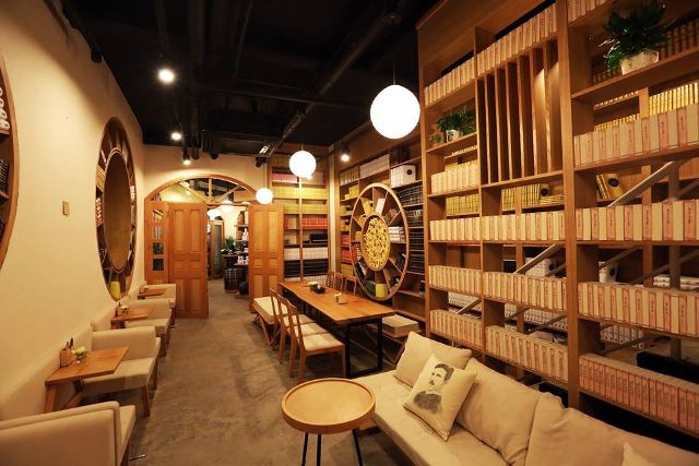 Không gian uống cà phê kết hợp đọc sách trong các cửa hàng Trung Nguyên Legend.