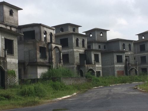 Những ngôi biệt thự bỏ hoang tại Khu đô thị Nam An Khánh cỏ mọc um tùm, phơi mưa nắng suốt thời gian dài không khỏi khiến nhiều người xót xa.