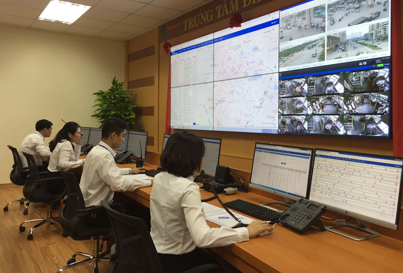 Ứng dụng công nghệ thông tin trong điều hành, giám sát giao thông tại Tổng công ty Vận tải Hà Nội. Ảnh: Tuấn Lương