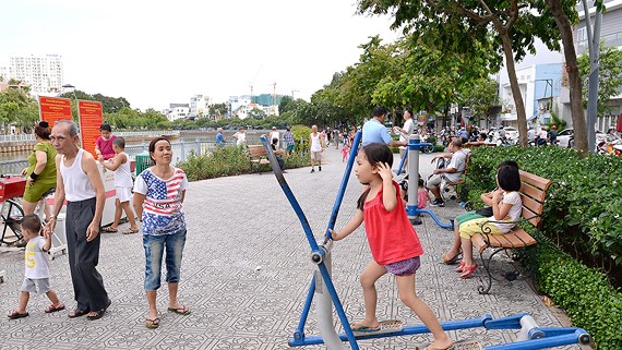 Người dân vui chơi bên kênh Nhiêu Lộc - Thị Nghè. TP.HCM cần nhiều không gian công cộng, cây xanh để thúc đẩy sự cởi mở, sáng tạo Ảnh: VIỆT DŨNG