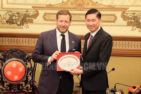 Phó Chủ tịch UBND TP Trần Vĩnh Tuyến tặng quà lưu niệm cho ông Ed Vaizey. Ảnh: Thành ủy TP.HCM