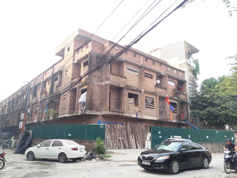 36 căn hộ liền kề nằm ở lô L1, thuộc phường Yên Hòa nhiều năm chưa được hoàn thiện.