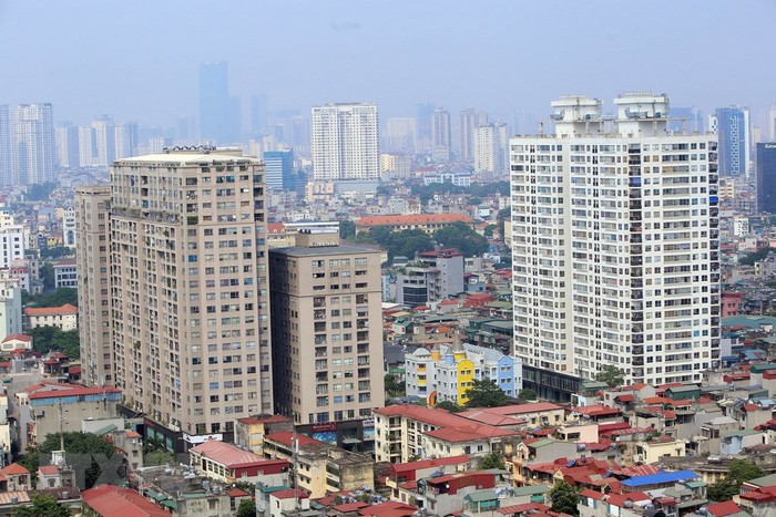 Nhiều chung cư cao tầng được xây dựng mới đang thay thế dần các khu nhà thấp tầng, mang đến cho Hà Nội dáng dấp của một đô thị hiện đại và văn minh. (Ảnh: Huy Hùng/TTXVN)