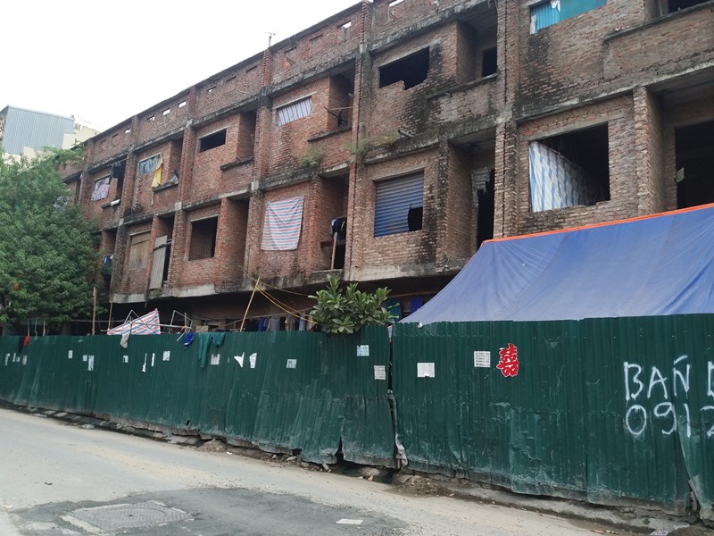 Nhiều căn hộ xây thô đã bị rêu mốc, có dấu hiệu xuống cấp.