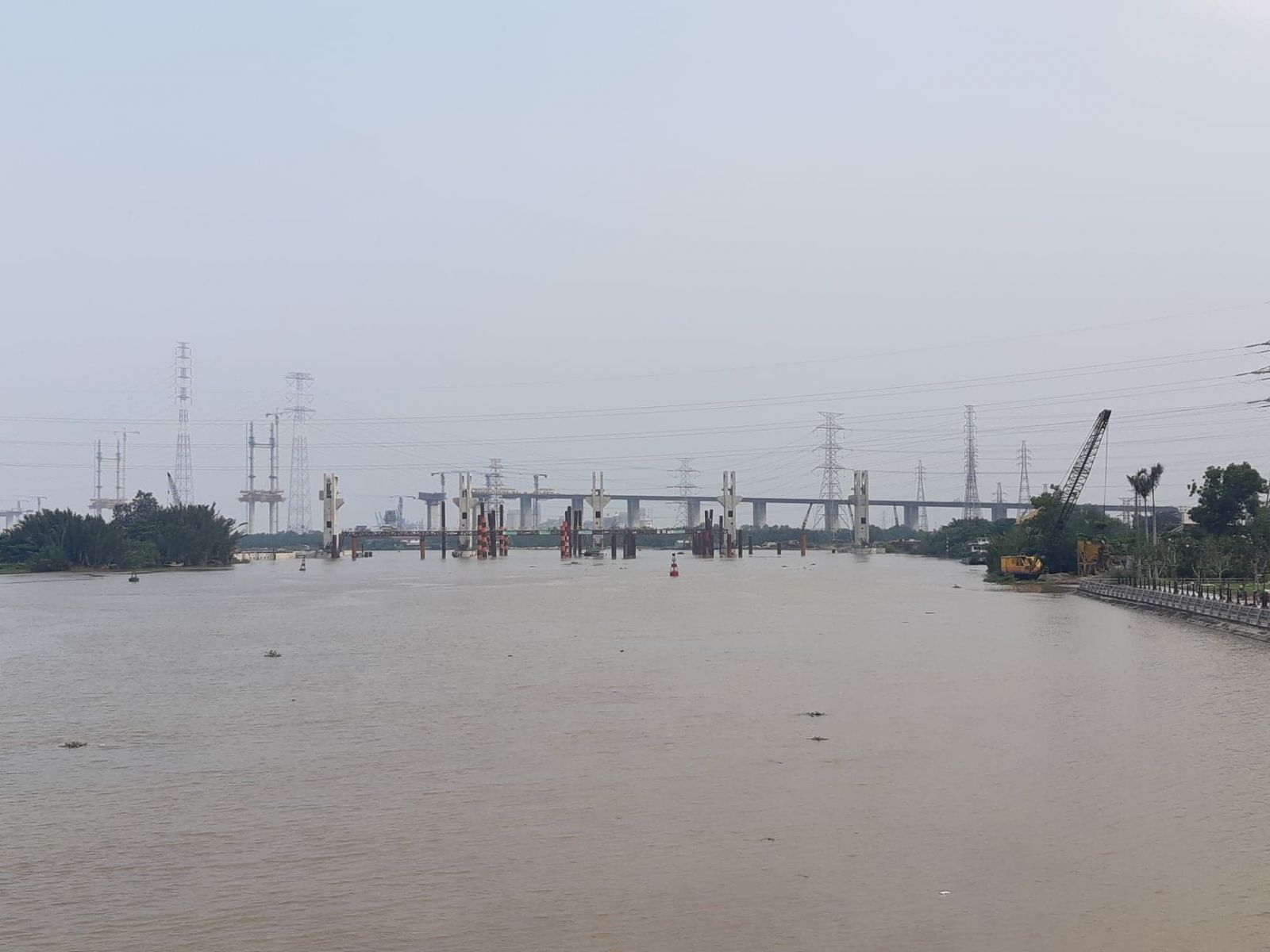 Cầu Bình Khánh nằm trong dự án đường co tốc Bến Lức - Long Thành bắc qua sông Soài Rạp nối giữa huyện Cần Giờ và huyện Nhà Bè 