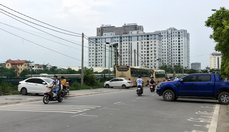Trong KĐT TP Giao lưu, quận Bắc Từ Liêm, việc dừng đỗ xe còn khiến người dân bức xúc