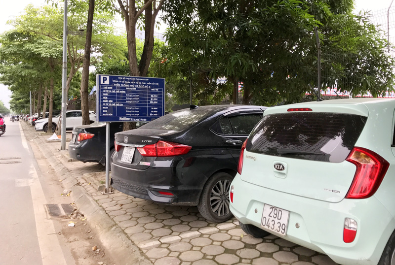 Vỉa hè được trưng dụng thành bãi đỗ xe của Công ty cổ phần và phát triển Đất Việt