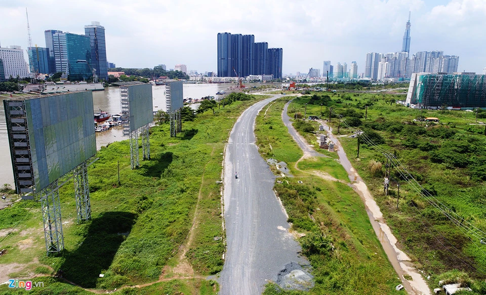 Mặt tiền của khu đất là tuyến đường ven sông Sài Gòn dài 3 km, mặt cắt ngang 28,1 m chạy dọc theo bờ sông Sài Gòn. Như vậy, vị trí nhà hát nằm giữa 2 trong 4 tuyến đường xương sống của khu đô thị mới này.