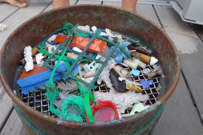 Các mảnh nhựa thường trôi nổi trên đại dương. Ảnh: ABC