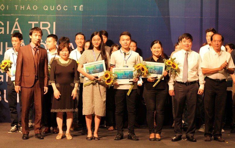 Bạn Trần Tuấn Anh (đứng chính giữa) vinh dự nhận giải.