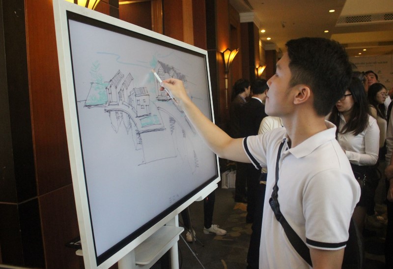 Chàng sinh viên gốc Nam Định vẽ phác phối cảnh trên màn hình cảm ứng thông minh.