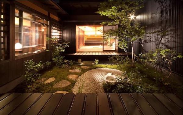 Thiết kế sân trong theo phong cách vườn Nhật Bản cũng đem lại nét đẹp tươi mới. Ảnh: Homify.